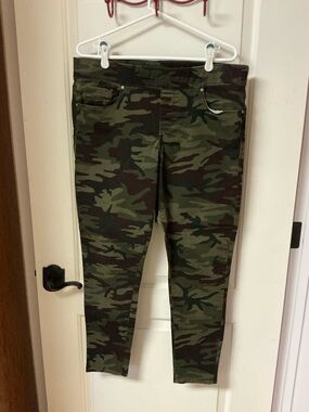 LNWOT Levi Strech Camo Pants Size 16